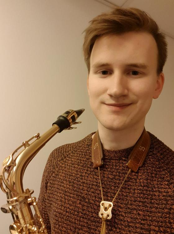 Aleksander med saxofon